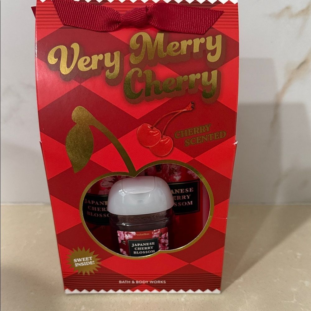 Bath Body Works Very Merry Cherry Set - Red And Gold Set Of 3 28$